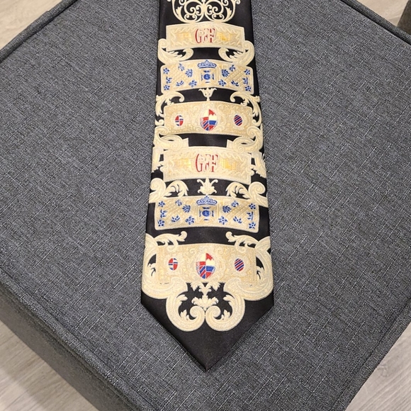 Tie by Gianfranco Ferre 100% silk with intricate logo - Picture 2 of 12